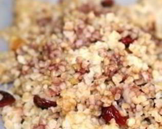 Пшеничная каша с сушеной клюквой