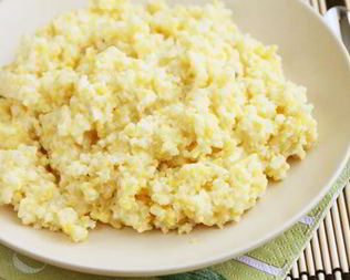 Кукурузно-пшенная каша с кунжутом