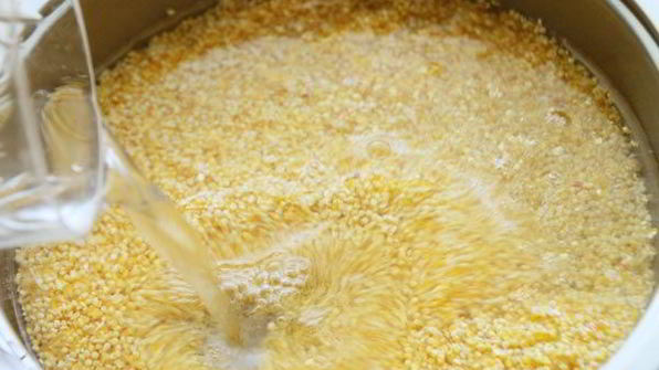 кукурузно-пшенная каша с кунжутом