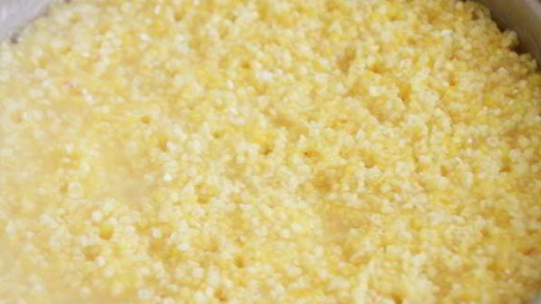 кукурузно-пшенная каша с кунжутом