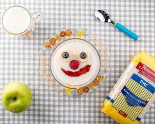 Рисовая каша с джемом и фруктами