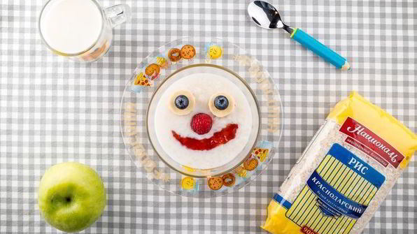 рисовая каша с джемом и фруктами