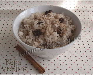 Рисовая каша с изюмом и корицей