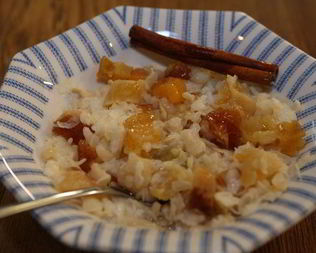 Рисовая каша с корицей, медом и сухофруктами