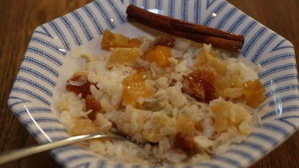 Рисовая каша с корицей, медом и сухофруктами