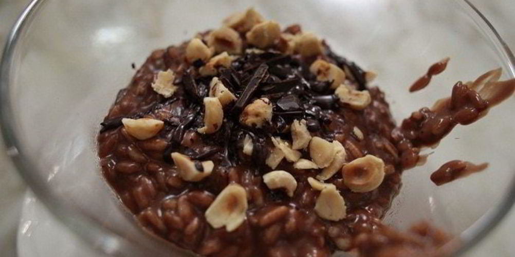 Рецепт шоколадной рисовой каши с изюмом и орехами