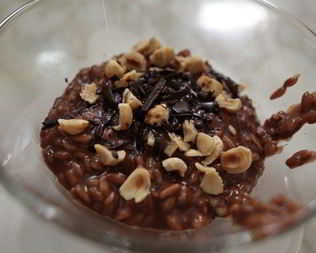 Шоколадная рисовая каша с изюмом и орехами