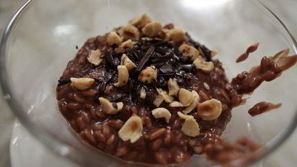 Шоколадная рисовая каша с изюмом и орехами