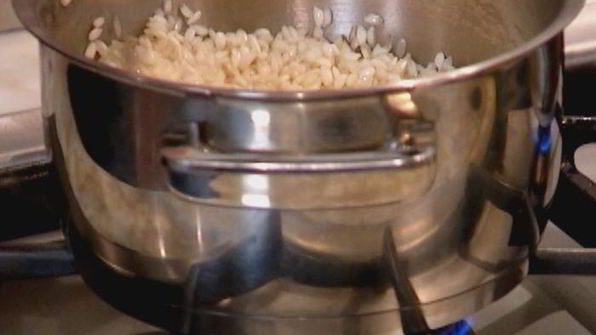 шоколадная рисовая каша с изюмом и орехами