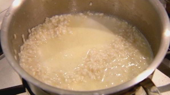 шоколадная рисовая каша с изюмом и орехами