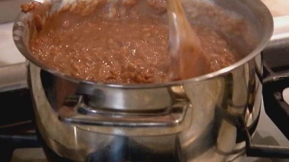 шоколадная рисовая каша с изюмом и орехами