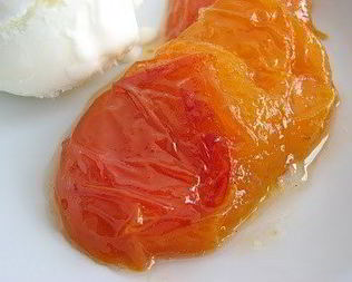 Абрикосы в ромашковом сиропе со сметанным мороженым