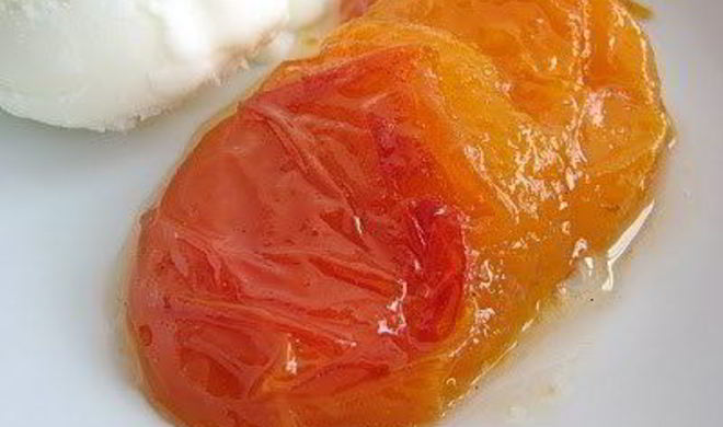 Абрикосы в ромашковом сиропе со сметанным мороженым