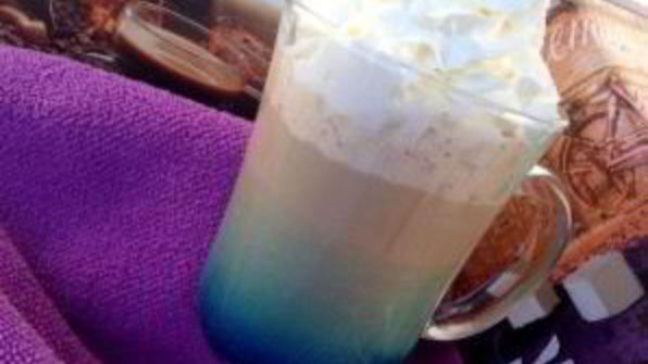 алкогольный коктейль в блендере