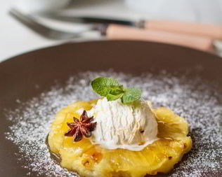 Ананас, жареный в пряном сиропе