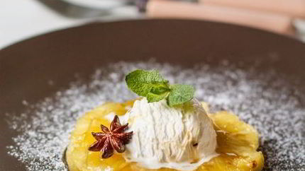 Ананас, жареный в пряном сиропе