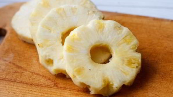 ананас, жареный в пряном сиропе