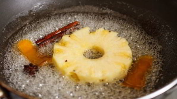 ананас, жареный в пряном сиропе