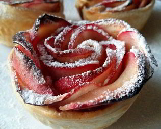 Чайные розочки в слоеном тесте