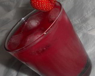 Холодный чай с лесными ягодами