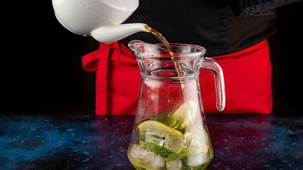 холодный летний чай с мятой и лимоном