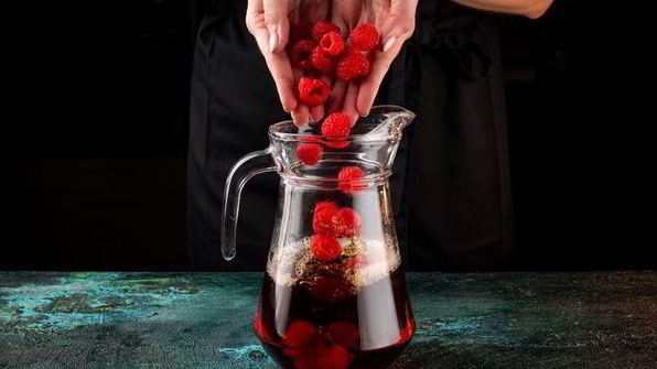 освежающий чай с малиной