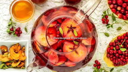 Яблочный чай с брусникой, клюквой и кардамоном