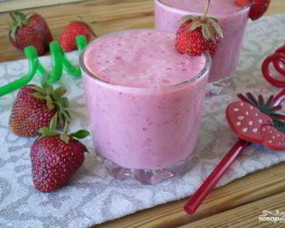 Клубничный коктейль в блендере