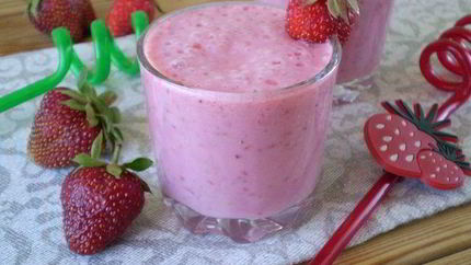 Клубничный коктейль в блендере