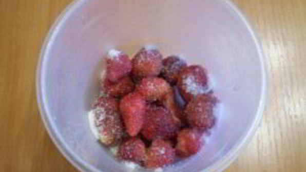 клубничный коктейль в блендере