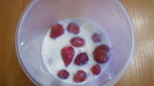 клубничный коктейль в блендере