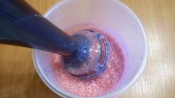 клубничный коктейль в блендере