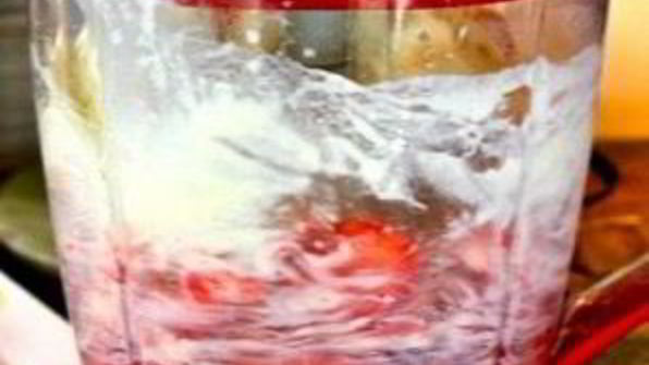 клубничный коктейль в шоколаде