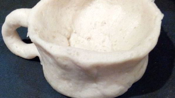 фиалковый кофе в сладкой кружке