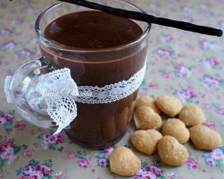 Горячий шоколад со вкусом ванили и кофе