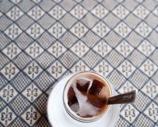 Холодный турецкий кофе с молоком и кардамоном