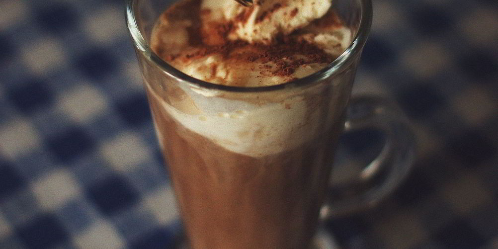 Рецепт кофе гляссе с яичным желтком и ванильным мороженым