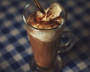 Кофе гляссе с яичным желтком и ванильным мороженым