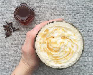 Кофе латте с гвоздикой и гречишным медом