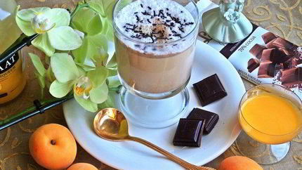 Кофе с молоком и яичным ликером