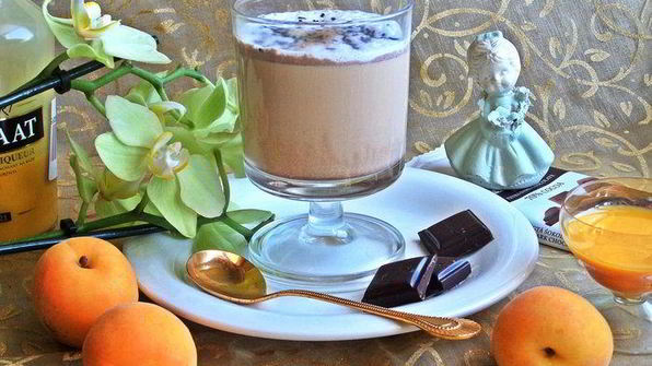 кофе с молоком и яичным ликером