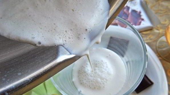 кофе с молоком и яичным ликером