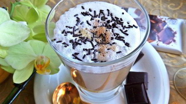 кофе с молоком и яичным ликером