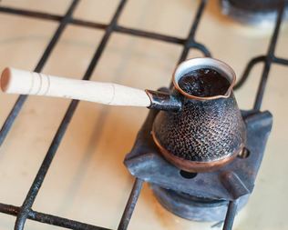Кофе в турке на газовой плите