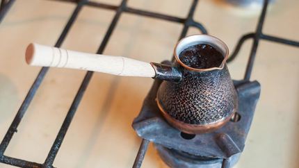 Кофе в турке на газовой плите