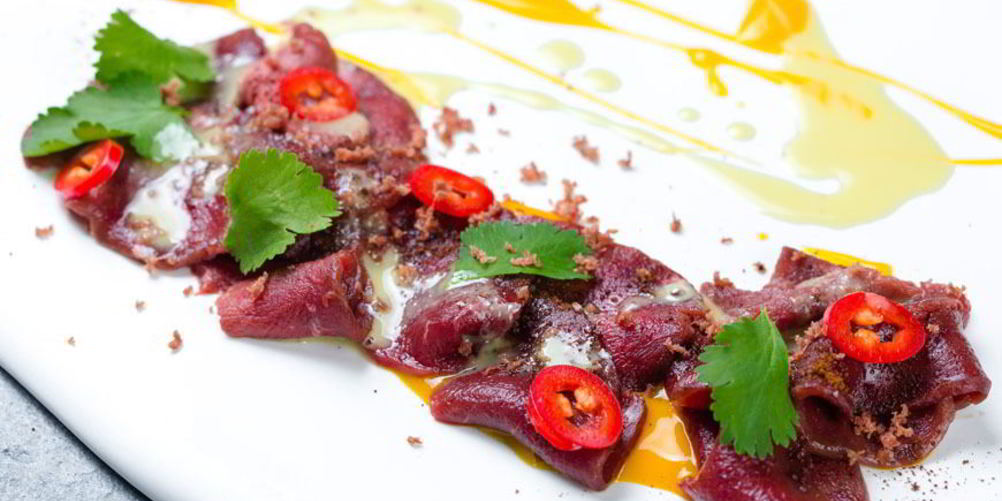 Рецепт строганины из северного оленя с соусом из манго