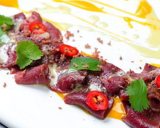 Строганина из северного оленя с соусом из манго