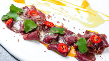 Строганина из северного оленя с соусом из манго