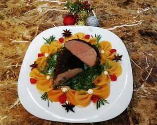 Свиная вырезка в кофейной панировке с пастой