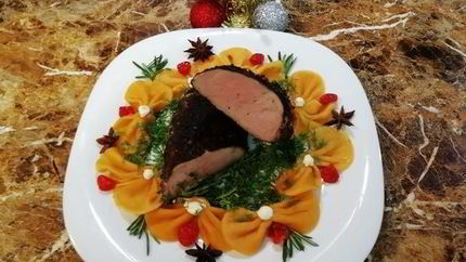 Свиная вырезка в кофейной панировке с пастой